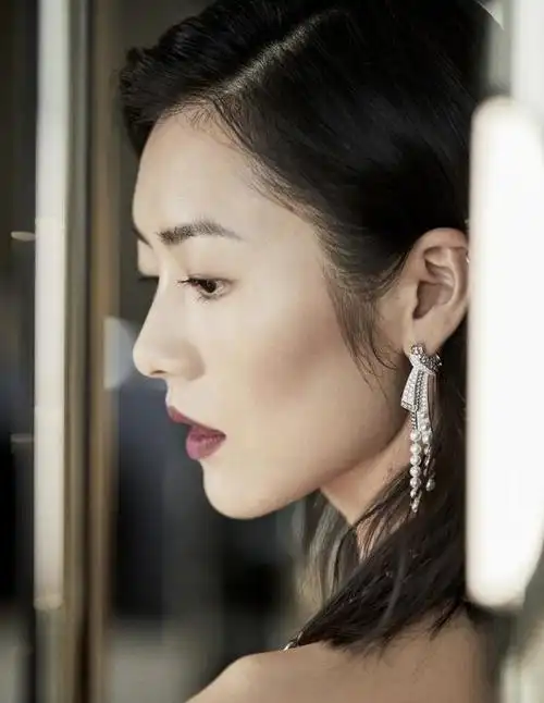 刘雯能有90斤?穿黑色挂脖裙秀纤细身材,骨骼突出看得人心疼_衣裙