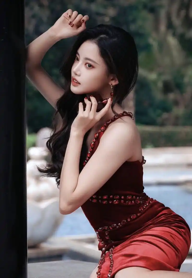 孙珍妮# 婀娜多姿的身材,前凸后翘,性感撩人