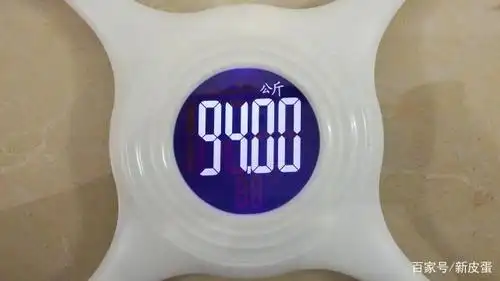 而抱起车子后,一同测试的重量为94kg,所以初略估算车子的实际重量为