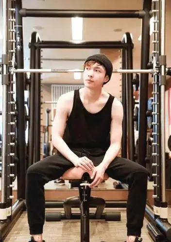 张艺兴大秀性感胸肌,网友:画得太假了!