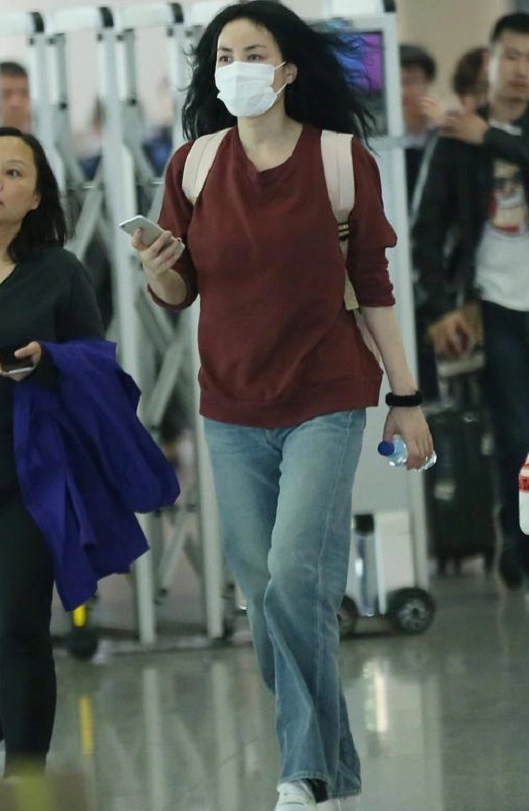 王菲真不愧是天后针织衫搭配牛仔裤基础款也能穿出高级感