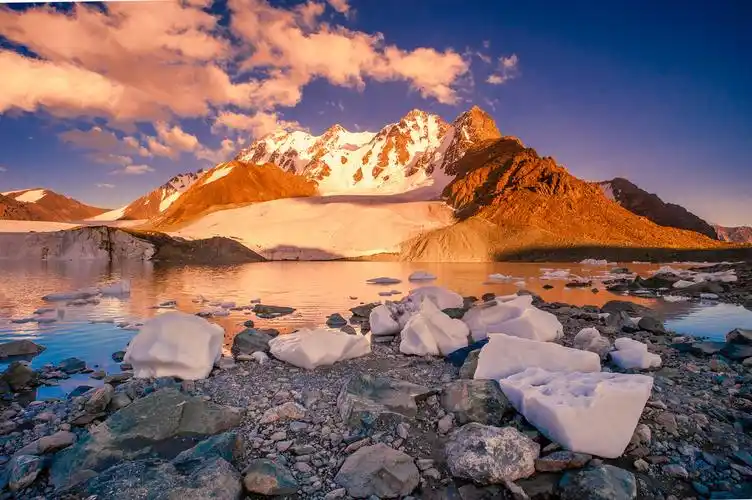 新疆博格达雪山日暮