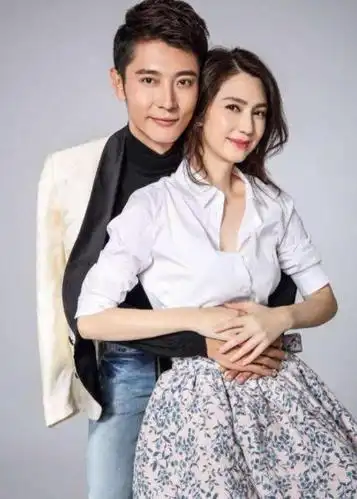 钟汉良当初第一眼就被洪欣迷住,俩人甜得不行,大家那时候都好嫩