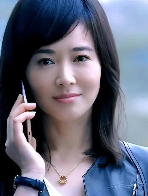 被称为氧气美女,45岁左小青气质依旧,打扮年轻又不失知性感