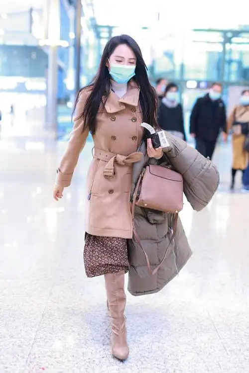 52岁浪姐伊能静努力过冬光腿穿大衣时髦又减龄看着有点冷