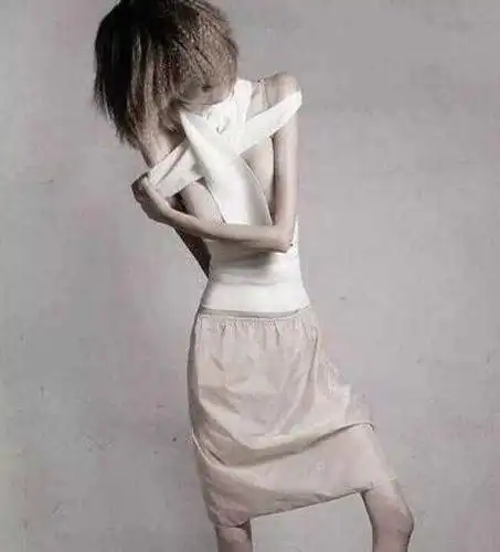 这是世界最瘦的女孩 这么瘦真的好看吗?_手机搜狐网