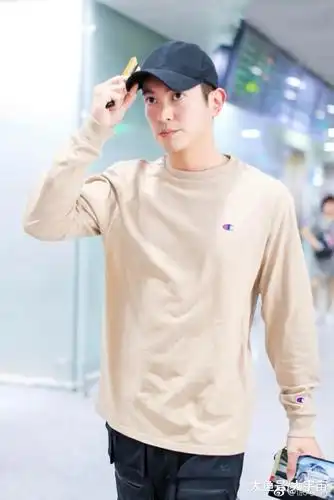 杜江身旁不见霍思燕略显孤单手拿折扇造型帅气酷嫩似小鲜肉