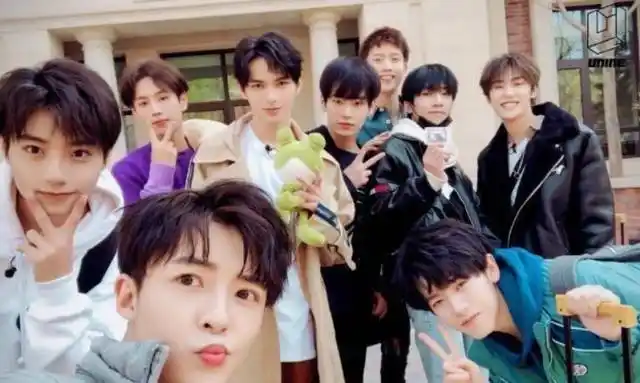 下观众也是一片寂静,可以说是尴尬到极点了,而且作为爱奇艺推出的男团