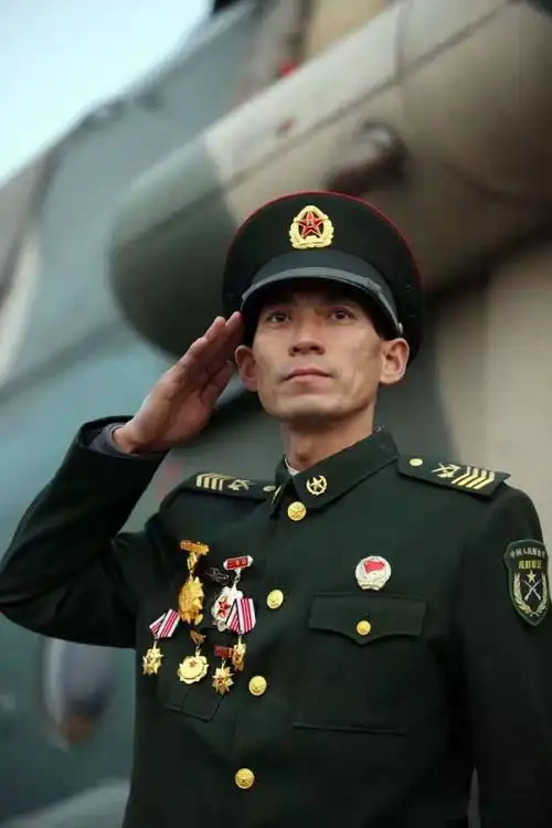 这个一级军士长熟悉吧,退休了!