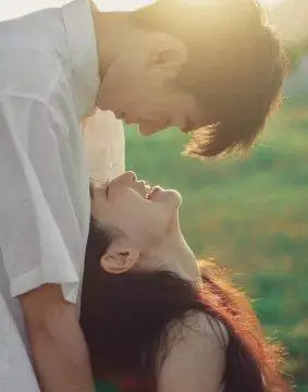 男女含情脉脉对视图片,男女含情脉脉照片