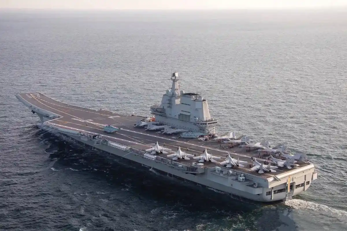 我国山东舰航母编队在台湾岛的东部,遏制住援台"咽喉",与美军航母打击
