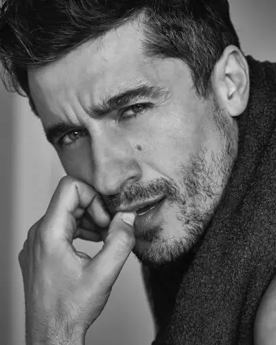 基薇演员jay roberts上岸当模特,前凸后翘不输专业的