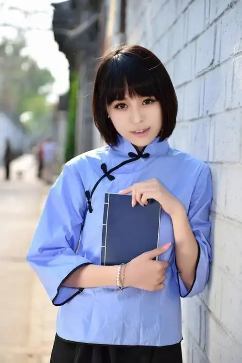 杨紫萌探探路透吊带纱裙优雅可爱民国风造型甜美俏皮期待