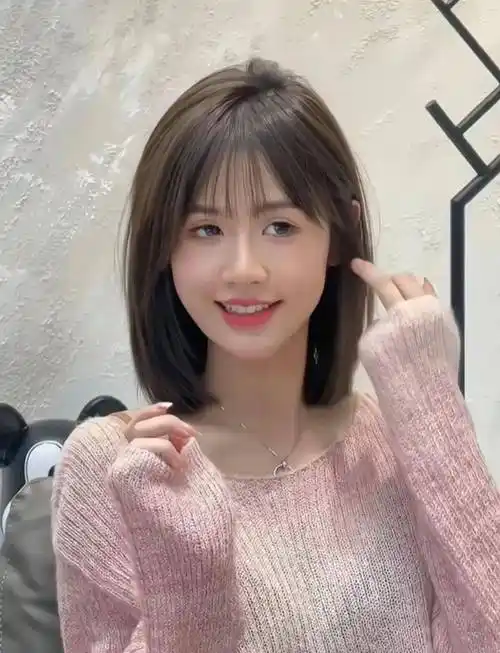 今年流行一种发型叫"锁骨发",洋气减龄显脸小,效果堪比整容