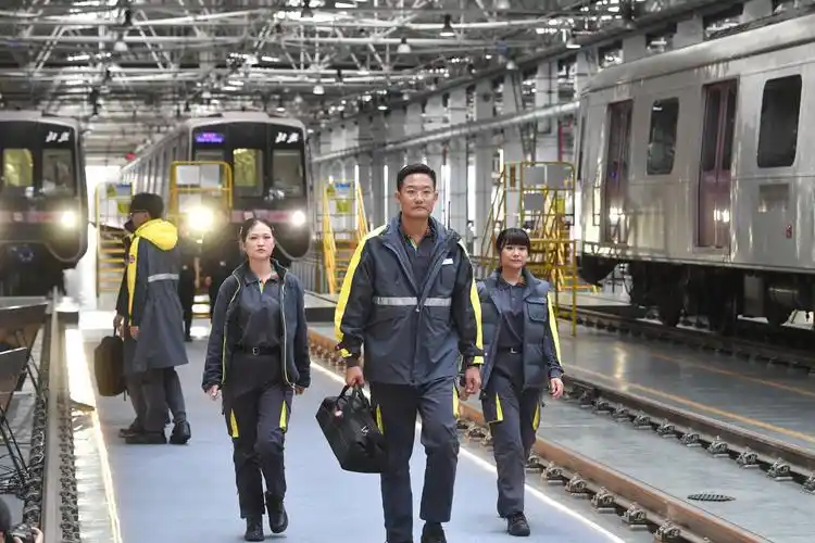 京港地铁制服换新装车辆段内一线员工变模特走t台秀