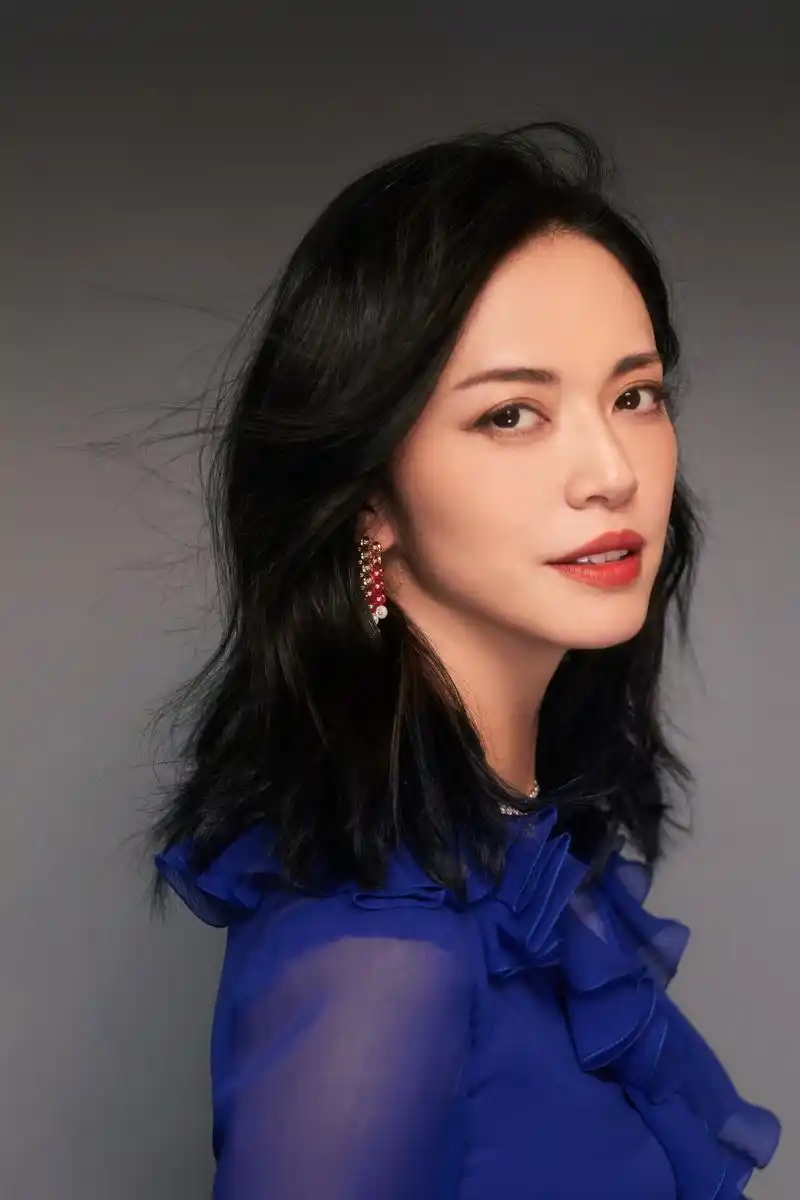 姚晨# 世间所有朦胧模糊的梦中情人的样子在今天有了脸[心]  ps:真不