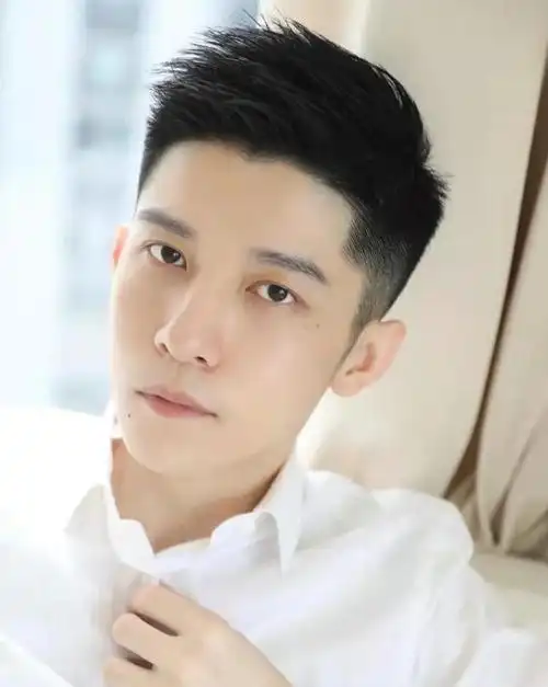 帅气男生短发发型推荐(三款干练的男生短发图片)