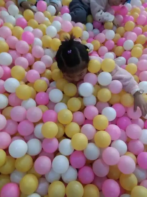 在气球池里真的好玩
