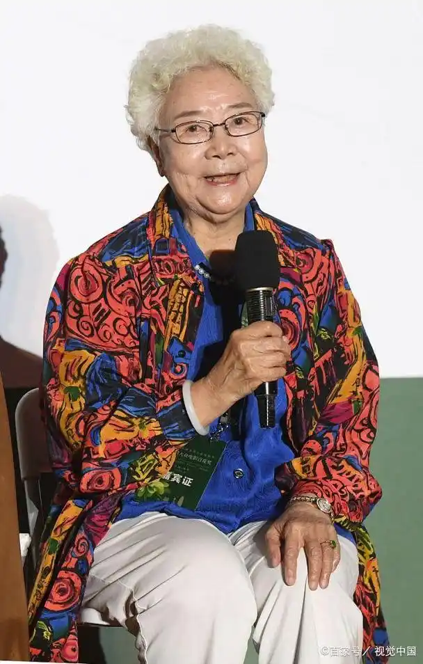 老艺术家田华参加"星空电影院"活动 年逾九十仍拍新戏精神抖擞