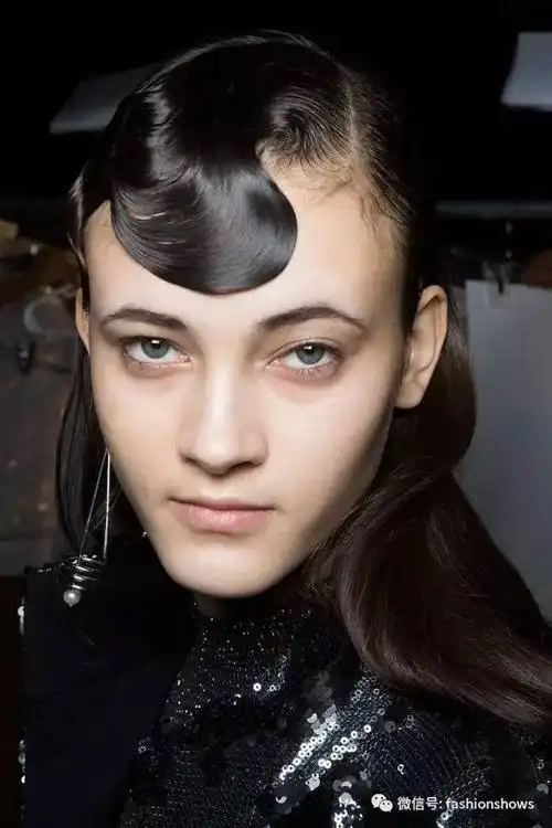 2016 fall / winter 2017 t型台上model的发型