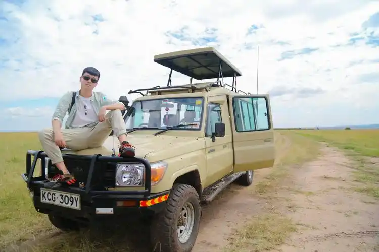 话说与这么霸气的车一起合影还是很上镜的,本人也是很喜欢这一组照片.