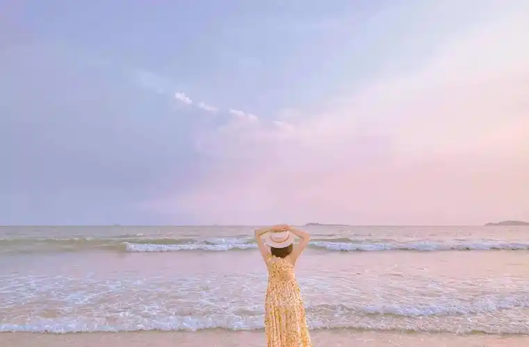 梁洁海边胶片写真曝光 穿连衣裙戴礼帽氛围感满满