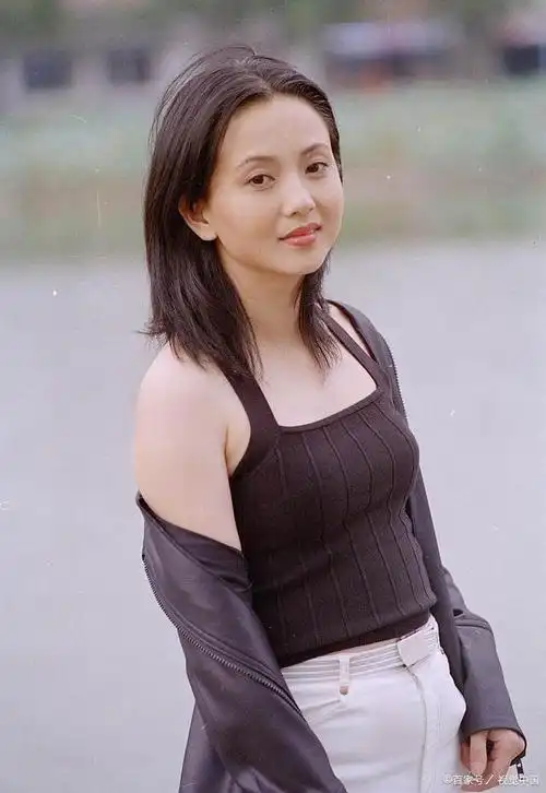 演员陶慧敏:嫁初恋老公恩爱几十年,20岁女儿貌美如花,家庭美满