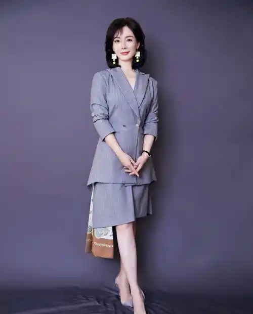 陈数和老公穿情侣鞋亮相,才子佳人十分般配,结婚9年仍恩爱如初_活动