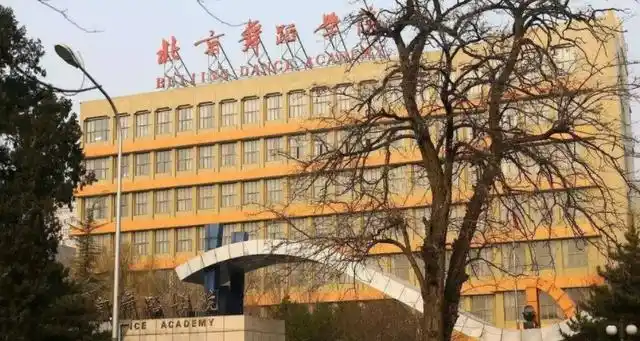 间房间,里面有4个隔离卫生间,设计系一般都在校外住,没有学校条件好