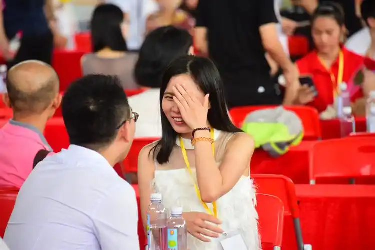 广东东莞举办万人相亲大会数千名单身青年中秋佳节觅良缘