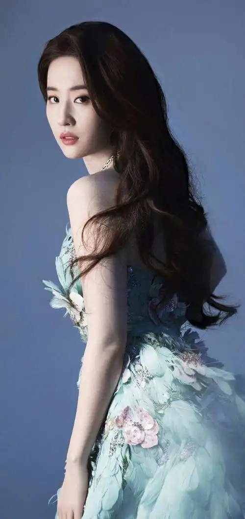 神仙姐姐刘亦菲穿孔雀装出席活动高贵华丽惊艳全场