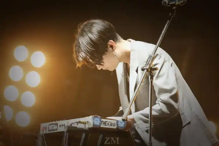 p data-id="gnwshmukvk">李剑,是大波浪乐队主唱.