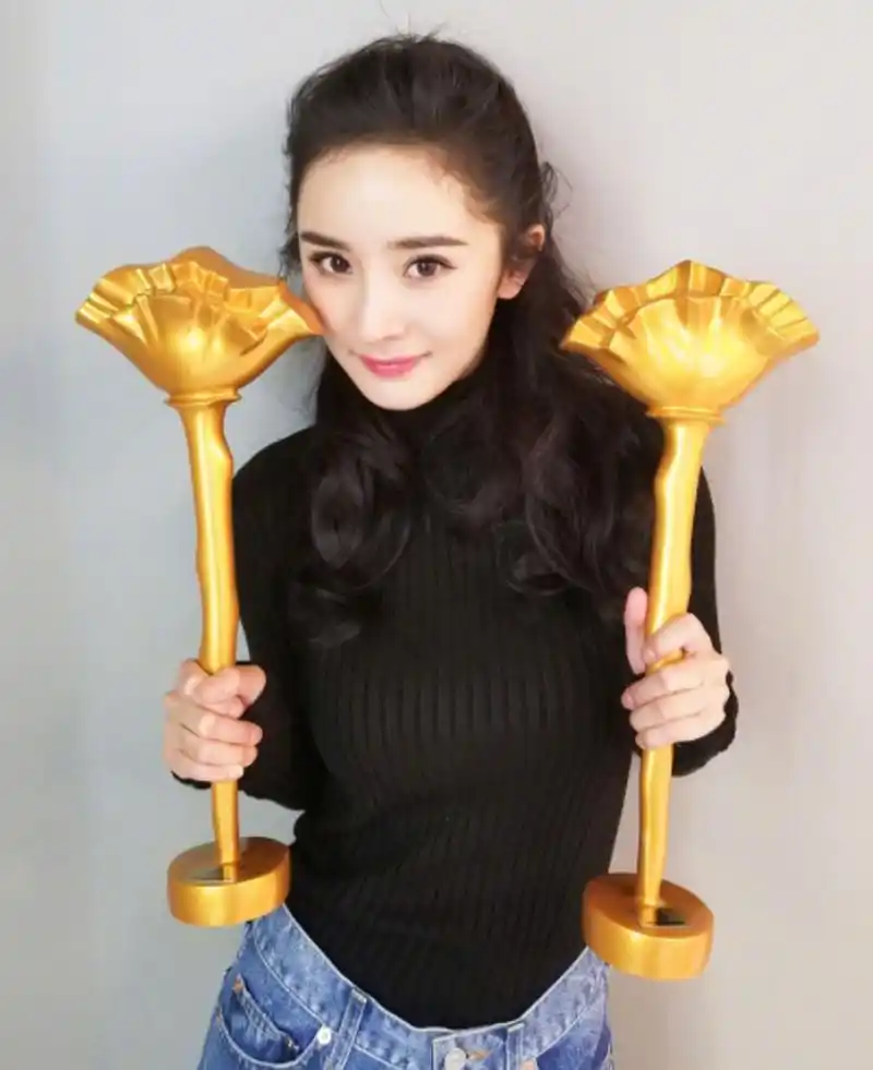 杨幂手里拿着的是啥呢 #杨幂