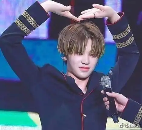 又是一个美好的清晨伊始,黄明昊花式比心无限发射biubiubiu～nana们快