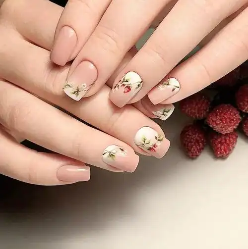 花瓣甲就很适合,不是特别老成,开始懂得装饰自己,如刚开放的花骨朵儿