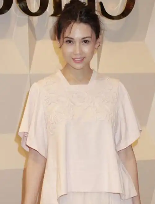 邱淑贞"天然脸"渐崩塌?52岁生图暴露真容,幸好气质还很高级