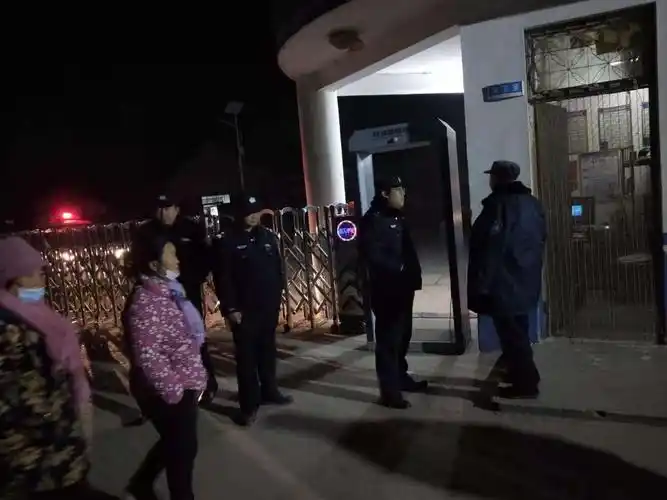 警灯闪烁,平安你我!长兴派出所加强夜间巡逻保安全