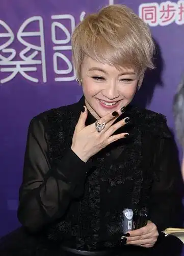 53岁陈慧娴近照,让我想到了林忆莲,与歌后情感超越友情