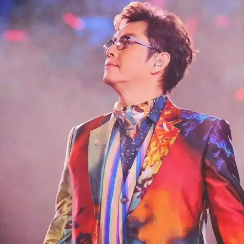 tam),1950年8月23日生于香港,籍贯广东新会,中国香港男歌手,音乐人