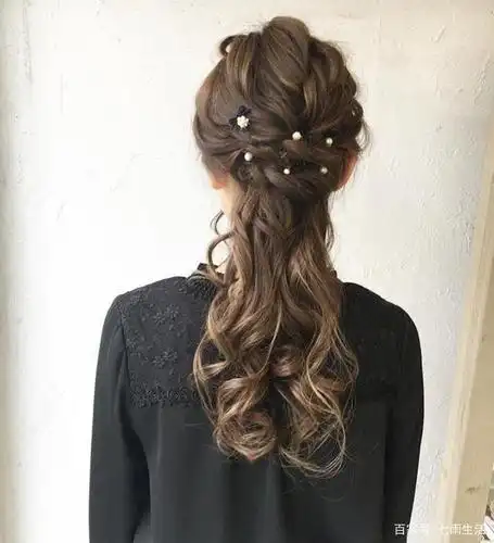 假如齐刘海儿,再加上侧编发发型的话,那简直是完美呢.