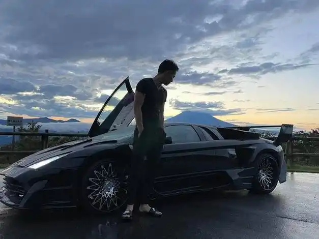 日本独居富婆诡异溺死28岁养子获25亿开豪车恐怖圈套被曝光