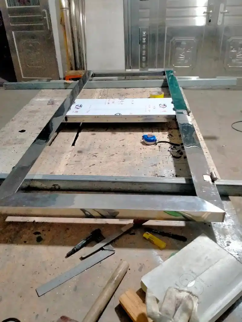 不锈钢方管做的大门.今天下雨,在家做不锈钢门,现在门厂门越来 - 抖音