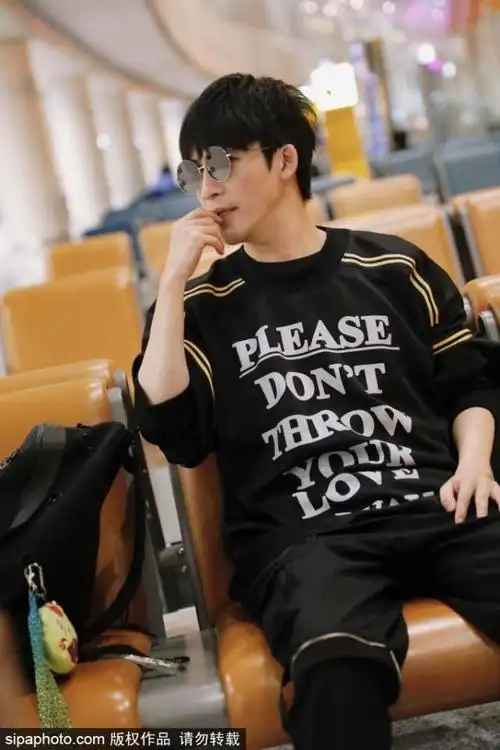 组图:大张伟全黑look戴墨镜变酷盖 吃软糖喝可乐似小朋友