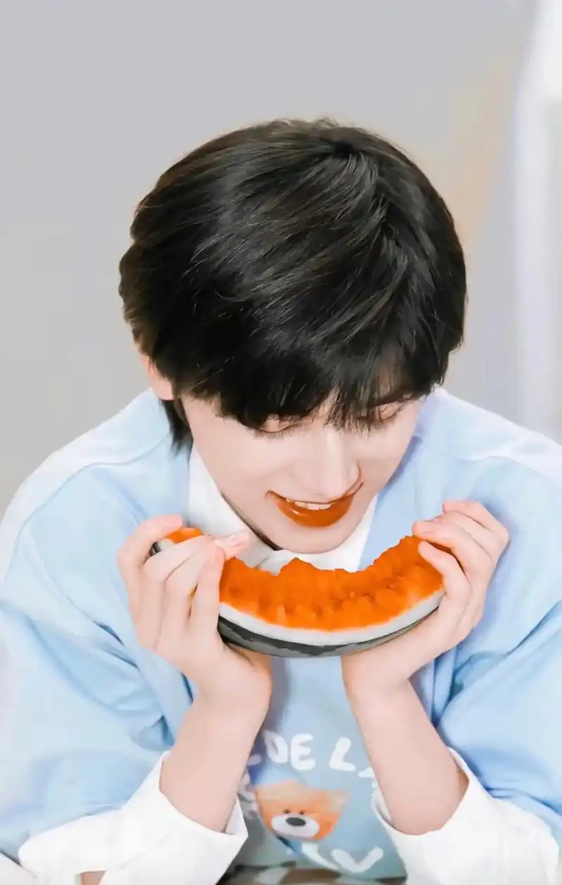 宋亚轩 过去很久看见了依旧会惊艳的照片#向全世界安利 #宝 - 兑趑