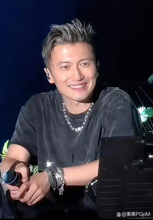 这是网友近距离拍摄谢霆锋演唱会时的照片,说实话,45岁没化妆没美颜