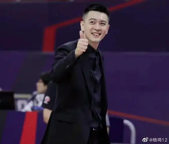 "cba最帅男人"杨鸣疑似婚变,妻子发文16字意有所指,删除与其合影_腾讯