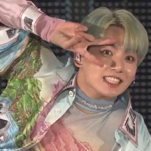 很适合做萌萌头像的呲牙小图片00    #田柾国