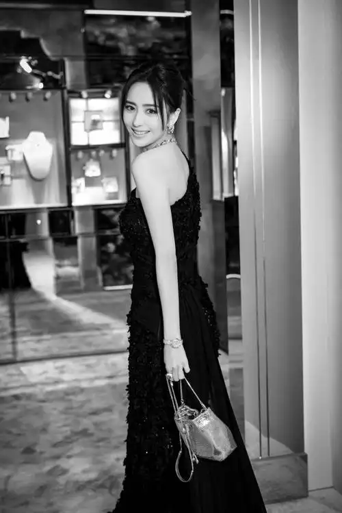 8月24日,工作室晒出佟丽娅参加活动的造型美照,佟丽娅身穿黑色单肩