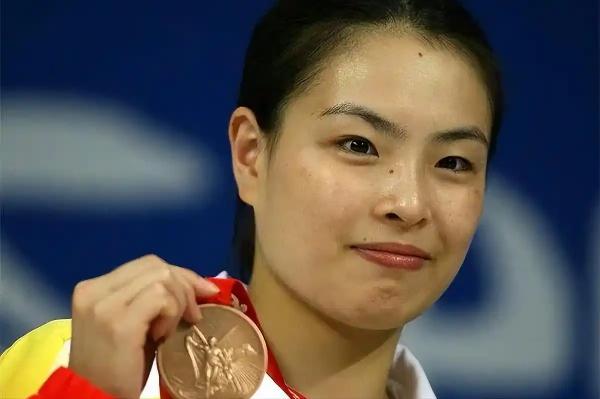 跳水皇后吴敏霞,拒绝豪门诱惑!与平民张效诚共筑幸福小窝.