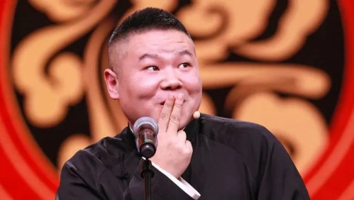 春晚上热搜的除了小岳岳还有刷屏的红口罩